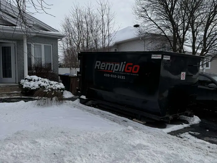Conteneur RempliGo livré dans une entrée enneigée sur la Rive-Nord